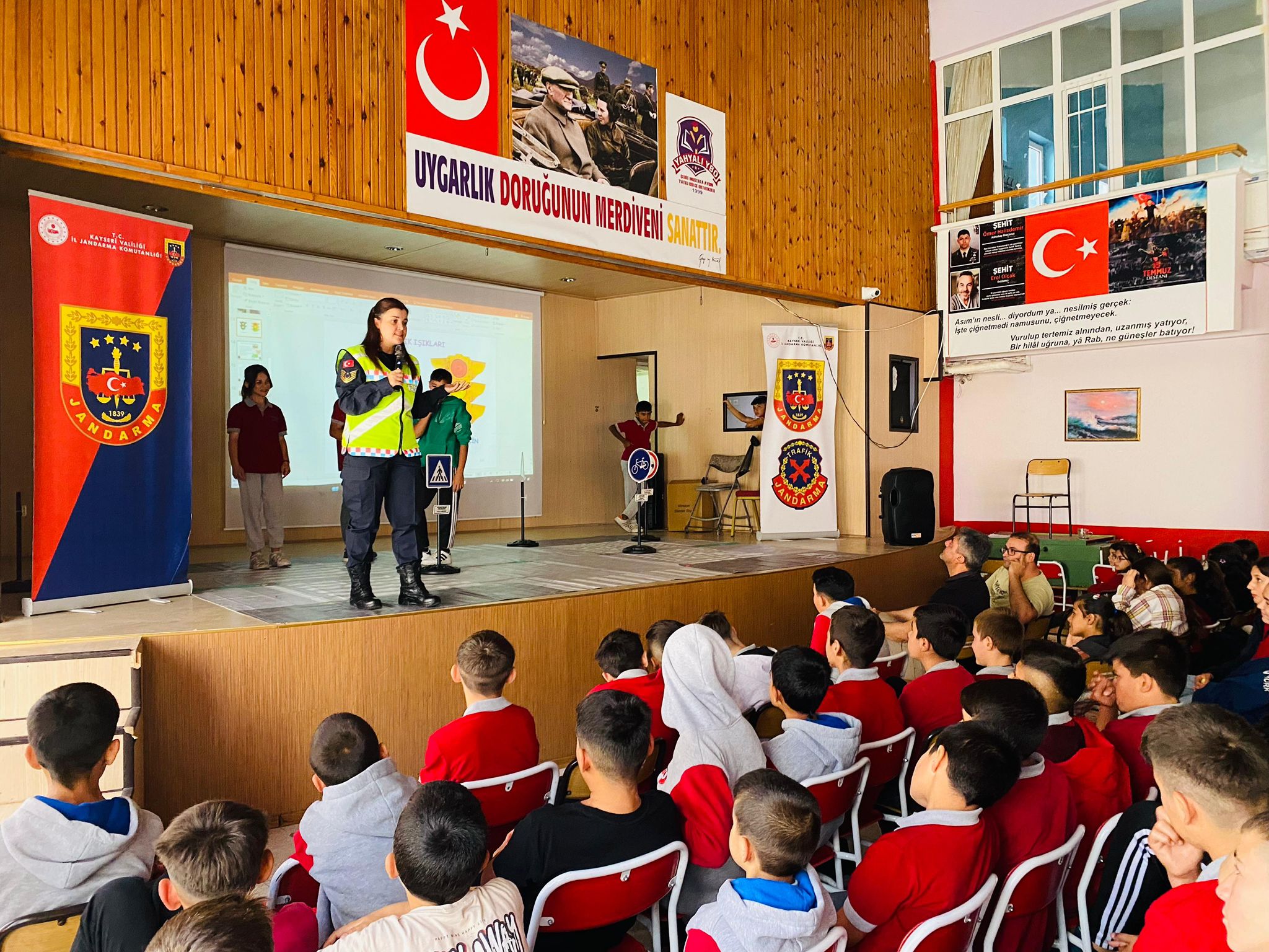 Jandarma ekiplerinden öğrencilere trafik bilinci eğitimi